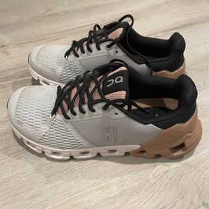 On (onrunning) Cloudflyers women’s size 7- lightly used